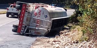 Según los Bomberos Voluntarios de San Cristóbal Totonicapán, hay material inflamable derramado en el suelo. Foto La Hora: Bomberos Voluntarios de San Cristóbal Totonicapán
