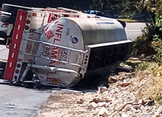Según los Bomberos Voluntarios de San Cristóbal Totonicapán, hay material inflamable derramado en el suelo. Foto La Hora: Bomberos Voluntarios de San Cristóbal Totonicapán