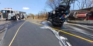 Tras el derrame de material inflamable en la carretera, los bomberos aplicaron espuma contraincendios. Foto La Hora: Asonbomd