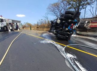 Tras el derrame de material inflamable en la carretera, los bomberos aplicaron espuma contraincendios. Foto La Hora: Asonbomd