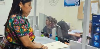 La diputada Sonia Gutiérrez, de la Bancada Winaq, presentó un amparo en la CC para solicitar que el proceso de elección a rector de la USAC sea transparente. Foto La Hora: Joel Maldonado