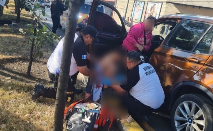 El hecho armado en la 9a. avenida de la Calzada Roosevelt ha complicado la circulación vehicular en varias zonas de la capital. Foto La Hora: Policía MT