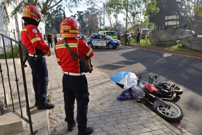 Autoridades de la PNC ya han acordonado la escena del crimen para que el MP comience a recabar evidencias. Foto La Hora. Bomberos Municipales