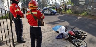 Autoridades de la PNC ya han acordonado la escena del crimen para que el MP comience a recabar evidencias. Foto La Hora. Bomberos Municipales