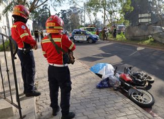 Autoridades de la PNC ya han acordonado la escena del crimen para que el MP comience a recabar evidencias. Foto La Hora. Bomberos Municipales
