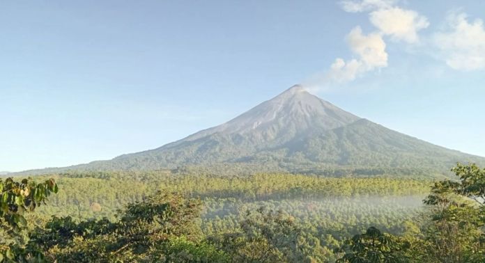 Volcán de Fuego-Conred-Insivumeh La ceniza volcánica estaría cayendo en algunos sectores de la capital y del departamento de Sacatepéquez. Foto La Hora: Conred