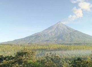 La ceniza volcánica estaría cayendo en algunos sectores de la capital y del departamento de Sacatepéquez. Foto La Hora: Conred