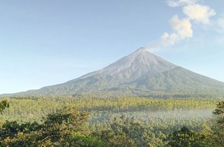 La ceniza volcánica estaría cayendo en algunos sectores de la capital y del departamento de Sacatepéquez. Foto La Hora: Conred
