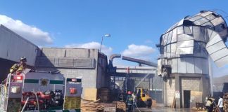 Incendio registrado dentro de una fabrica de madera en la Ruta al Atlántico. Foto La Hora: Asombond