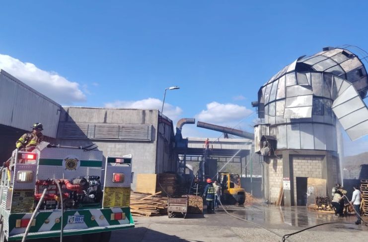 Incendio registrado dentro de una fabrica de madera en la Ruta al Atlántico. Foto La Hora: Asombond