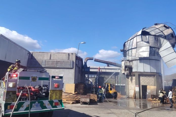 incendio de fabrica de madera en ruta al atlantico Incendio registrado dentro de una fabrica de madera en la Ruta al Atlántico. Foto La Hora: Asombond