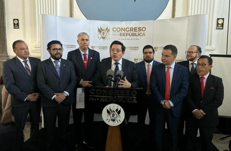 La comisión de Energía y Minas explica la iniciativa de ley de infraestructura urgente para el transporte de energía. Foto: La Hora / José Orozco