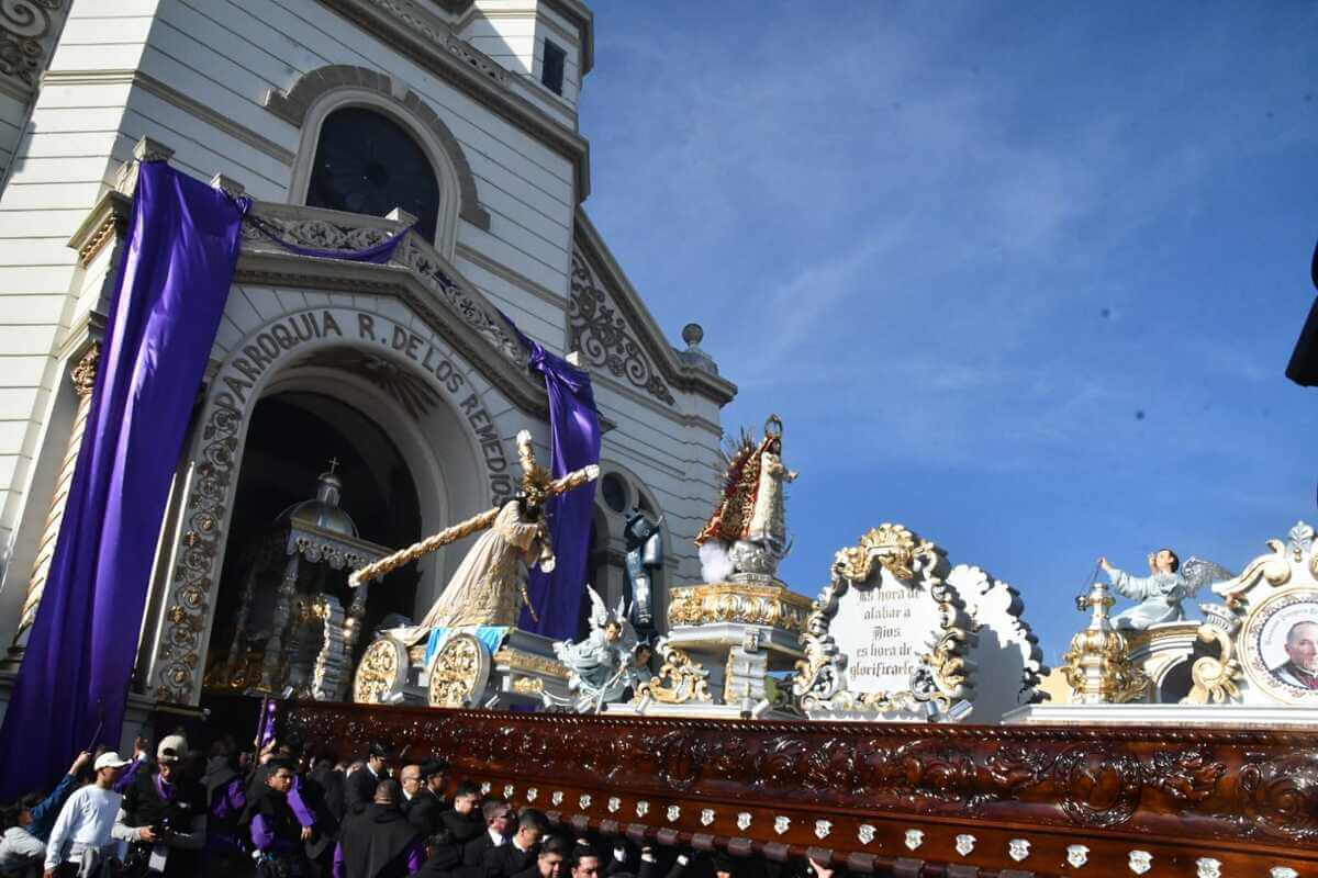El Nazareno de la Justicia sale a recorrer las calles avenidas en un anda de 140 brazos. Foto La Hora: Sergio Osegueda