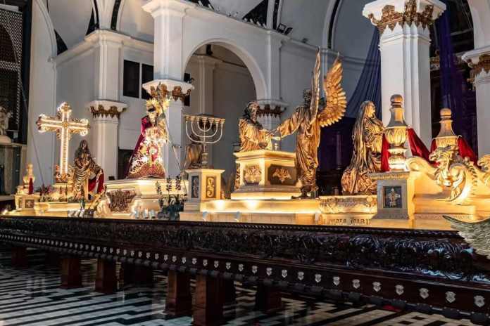 Como cada Segundo Domingo de Cuarema. la consagrada imagen de Jesús de la Justicia recorre las calles y avenidas de la ciudad. Foto La Hora: Hermandad Cruzados de Cristo/Templo de El Calvario