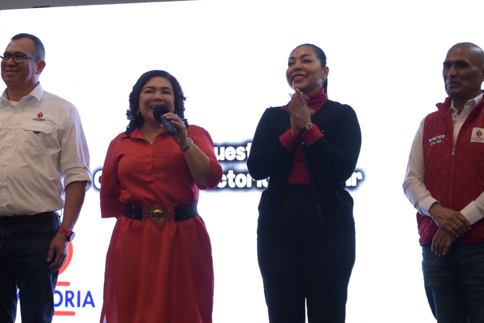 Edilma Navarijo (de vestido) y su hija Vivian Preciado Navarijo, al ser presentadas como nuevas integrantes del partido Victoria.