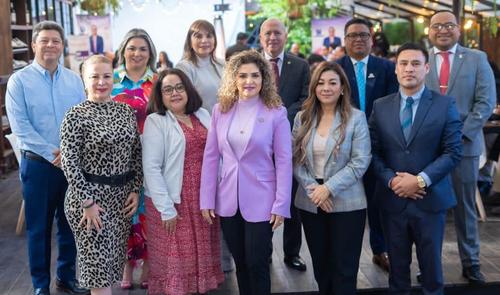 Las magistradas Caren Guzman, de saco lila, e Irma Sosa, de saco gris. Foto La Hora: ASPA