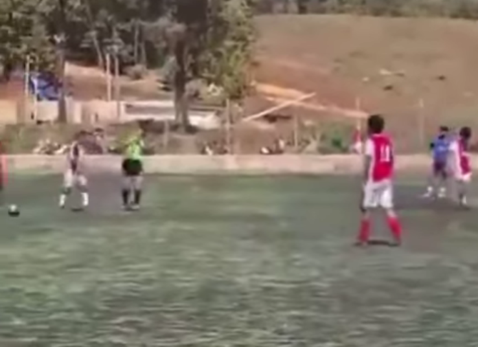 Un video que circula en redes sociales muestra el momento en que un jugador golpea a la mujer que se desempeñaba como árbitro en un partido de fútbol en San Juan Cotzal, Quiché. Foto: Redes Sociales