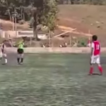 Un video que circula en redes sociales muestra el momento en que un jugador golpea a la mujer que se desempeñaba como árbitro en un partido de fútbol en San Juan Cotzal, Quiché. Foto: Redes Sociales
