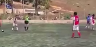 Un video que circula en redes sociales muestra el momento en que un jugador golpea a la mujer que se desempeñaba como árbitro en un partido de fútbol en San Juan Cotzal, Quiché. Foto: Redes Sociales