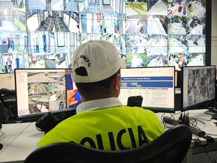 Capturan a responsable de vandalizar estaciones Capuchinas y Colón del TransMetro. Foto La Hora: MuniGuate.