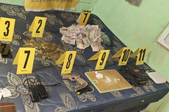 PNC detiene a cinco presuntos integrantes del Barrio 18 y decomisa droga y armas. Foto La Hora: PNC.