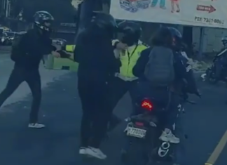 Motoristas agreden a agentes de la PM de Guatemala por circular en el carril exclusivo Línea 12 del Transmetro. Foto: Redes Sociales