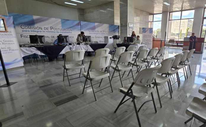 Postuladora instaló el módulo de recepción de papelería de aspirantes en el lobby del Palacio de Justicia. Foto La Hora: Sergio Osegueda