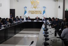 Los comisionados cabildean entre ellos para incluir a ciertos candidatos para magistrados al TSE. Foto La Hora: José Orozco