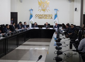 Los comisionados cabildean entre ellos para incluir a ciertos candidatos para magistrados al TSE. Foto La Hora: José Orozco