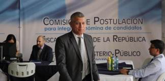 La Comisión Postuladora para MP recibió este martes su primer expediente de interesados en participar en el proceso de selección. Foto La Hora: Daniel Ramírez