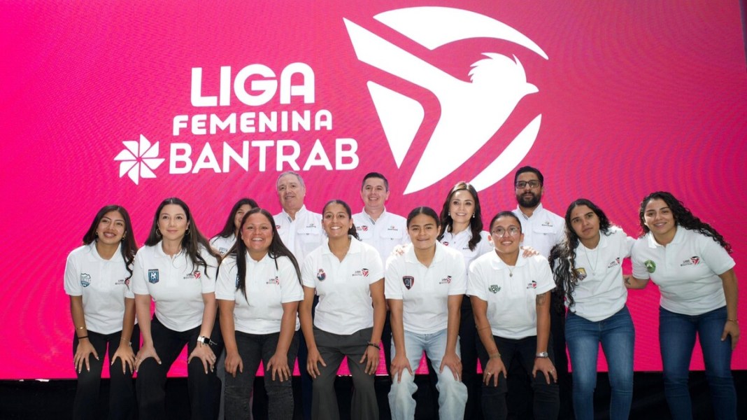 Representantes de Bantrab, representantes de la Liga Nacional de Fútbol Femenino de Guatemala, y futbolistas guatemaltecas. Foto: Bantrab.