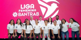 Representantes de Bantrab, representantes de la Liga Nacional de Fútbol Femenino de Guatemala, y futbolistas guatemaltecas. Foto: Bantrab.