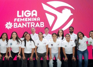 Representantes de Bantrab, representantes de la Liga Nacional de Fútbol Femenino de Guatemala, y futbolistas guatemaltecas. Foto: Bantrab.