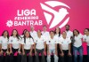 Representantes de Bantrab, representantes de la Liga Nacional de Fútbol Femenino de Guatemala, y futbolistas guatemaltecas. Foto: Bantrab.