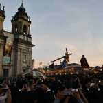 Feligreses esperan el paso de la procesión con Jesús Nazareno en la Catedral Metropolitana. Foto: Sergio Osegueda