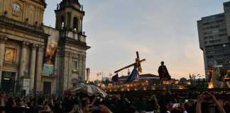 Feligreses esperan el paso de la procesión con Jesús Nazareno en la Catedral Metropolitana. Foto: Sergio Osegueda