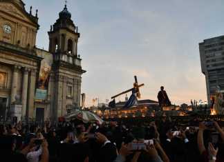 Feligreses esperan el paso de la procesión con Jesús Nazareno en la Catedral Metropolitana. Foto: Sergio Osegueda