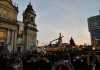 Feligreses esperan el paso de la procesión con Jesús Nazareno en la Catedral Metropolitana. Foto: Sergio Osegueda