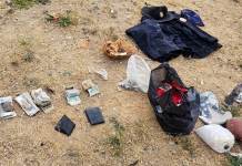 La policía capturó a un hombre que portaba tres osamentas y un uniforme de la PNC, que se cree podría ser profanador de tumbas. Foto La Hora: Ejército de Guatemala