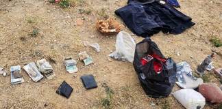 La policía capturó a un hombre que portaba tres osamentas y un uniforme de la PNC, que se cree podría ser profanador de tumbas. Foto La Hora: Ejército de Guatemala