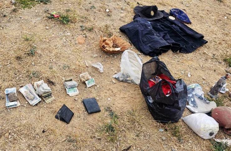 La policía capturó a un hombre que portaba tres osamentas y un uniforme de la PNC, que se cree podría ser profanador de tumbas. Foto La Hora: Ejército de Guatemala