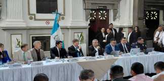El presidente del Congreso de la República, Luis Contreras, participa en una reunión entre transportistas y diputados por la instalación de reductores de velocidad en el transporte público. Foto: La Hora