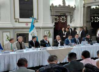 El presidente del Congreso de la República, Luis Contreras, participa en una reunión entre transportistas y diputados por la instalación de reductores de velocidad en el transporte público. Foto: La Hora