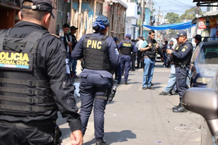 Agentes de la PNC se enfrentaron a pandilleros en la zona 7 de la ciudad en la tarde del sábado. Foto: PNC