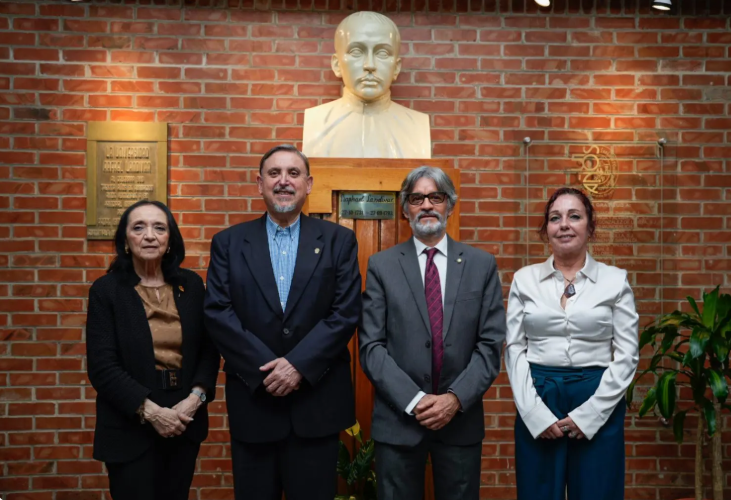 De izquierda a derecha: Lucrecia Méndez de Penedo, directora de la Cátedra Rafael Landívar; Padre Miquel Cortés Bofill, S. J, rector de la Universidad Rafael Landívar; Juventino Gálvez, vicerrector de investigación y proyección; Belinda Ramos Muñoz, directora de gestión de producción y difusión editorial. Foto: Universidad Rafael Landívar. 