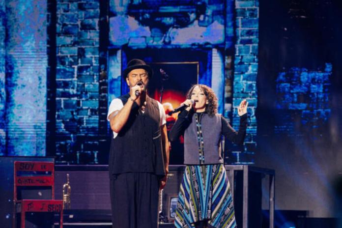 AFotografía cedida por Metaforfosis donde aparecen los guatemaltecos Ricardo Arjona y Gaby Moreno cantando este miércoles, en Nueva York (Estados Unidos). Foto: La Hora/ EFE/ Metamorfosis