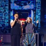 AFotografía cedida por Metaforfosis donde aparecen los guatemaltecos Ricardo Arjona y Gaby Moreno cantando este miércoles, en Nueva York (Estados Unidos). Foto: La Hora/ EFE/ Metamorfosis