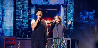 AFotografía cedida por Metaforfosis donde aparecen los guatemaltecos Ricardo Arjona y Gaby Moreno cantando este miércoles, en Nueva York (Estados Unidos). Foto: La Hora/ EFE/ Metamorfosis