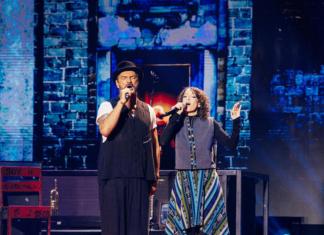 AFotografía cedida por Metaforfosis donde aparecen los guatemaltecos Ricardo Arjona y Gaby Moreno cantando este miércoles, en Nueva York (Estados Unidos). Foto: La Hora/ EFE/ Metamorfosis