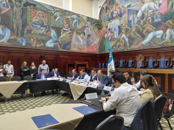 Los integrantes de la comisión de Economía discuten las iniciativas de ley para evitar que trabajadores con salario mínimo paguen ISR. Foto: La Hora